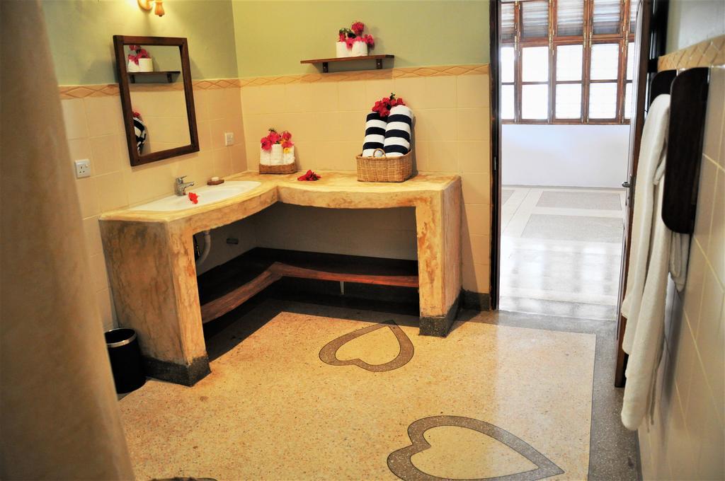 Alibi'S Well Hotel Джамбиани Екстериор снимка